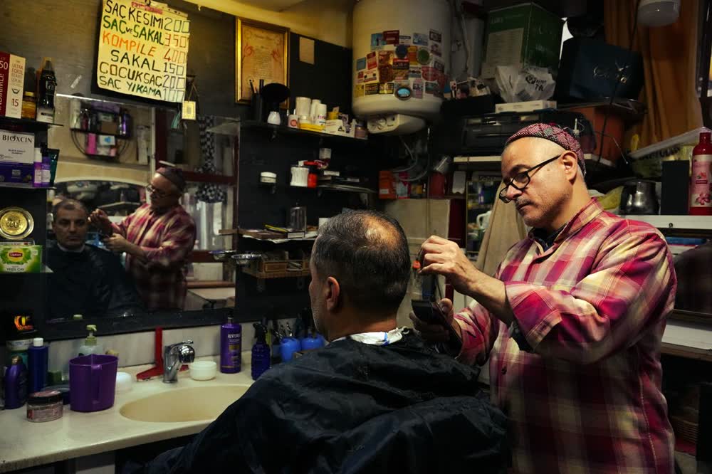 Barbershop interieur met klant in de stoel